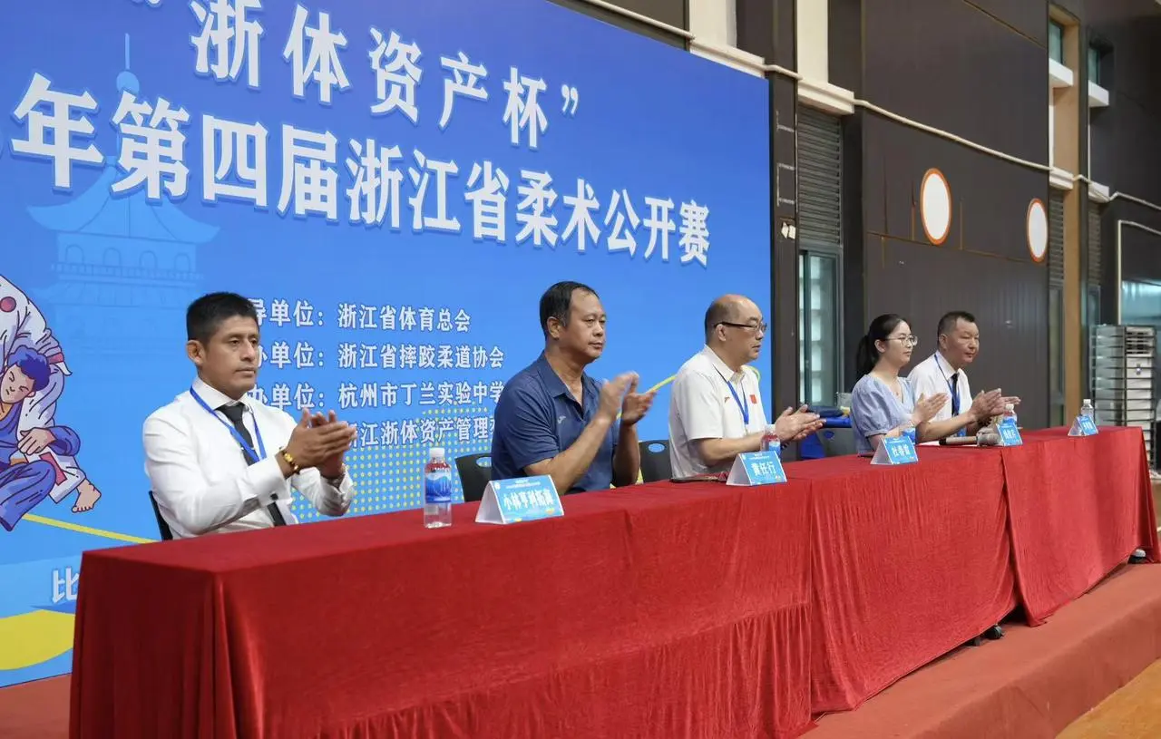 她已经从中, https