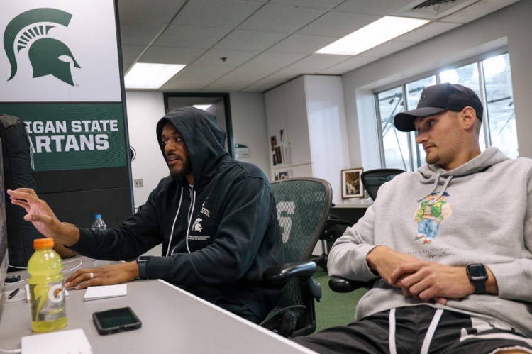 等人回到了, 大学, tenan