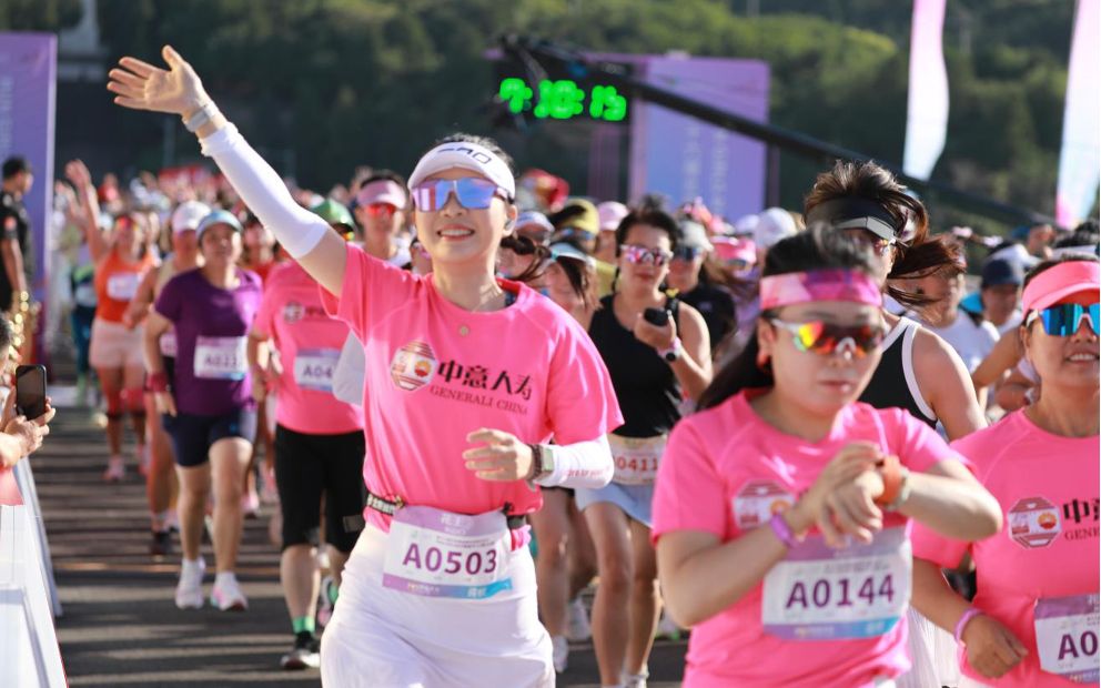 女子跑在昌, 平区十三陵, 沿途设置饮 女子跑在昌, 平区十三陵, 沿途设置饮